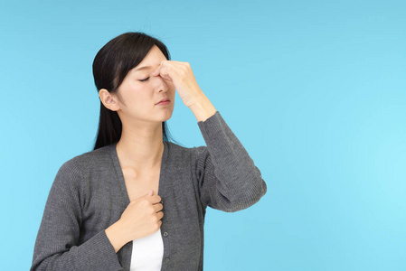 有眼睛疲劳的女人照片