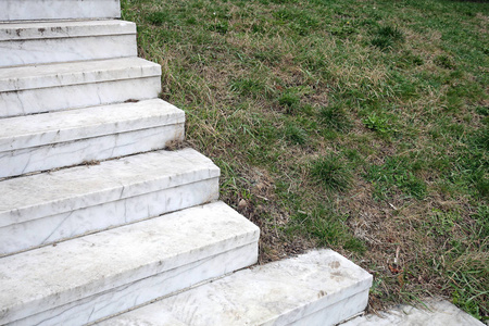 白色大理石楼梯和绿草