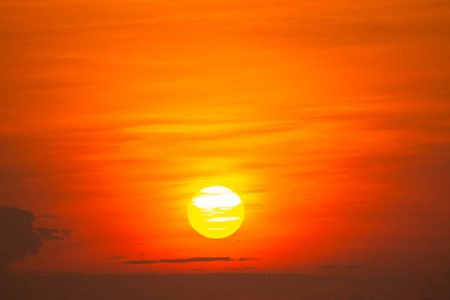 金光闪耀五彩纸屑夏天在海上和热带海滩上美丽的日落.