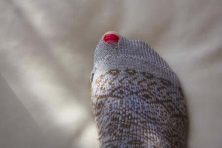灰色袜子洞显示大雌性脚趾照片