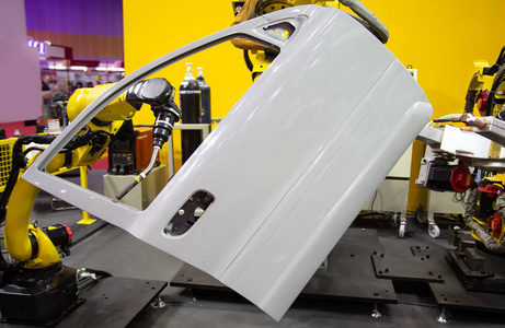 机器人手臂演示点焊车门焊接法部行李架竿在旁边电的焊接法老的男人