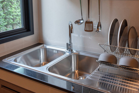 厨房用水龙头水槽,厨房用水龙头现代柜台,厨房室内设计理念照片