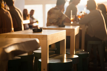 海滩边的日落酒吧集中在桌子上