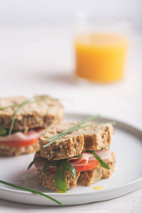 用新鲜蔬菜和橄榄油准备的自制三明治。健康早餐, 橙汁