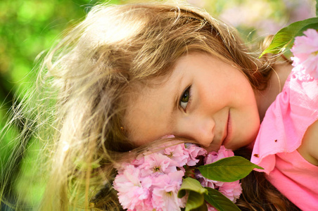 天气预报. 夏季女孩时尚. 快乐的童年. 阳光明媚的春天里的小女孩.