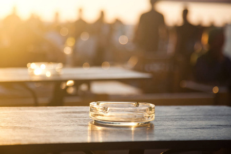 海滩边的日落酒吧集中在桌子上