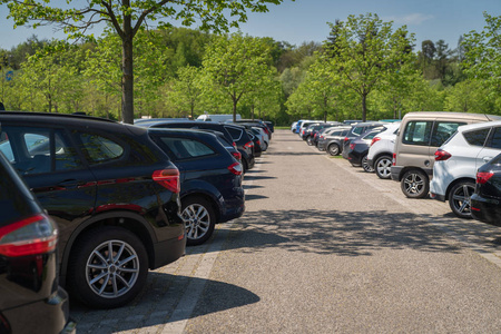 汽车停车场室外停车场的一排车照片