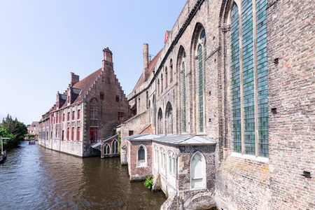 比利时布鲁日欧洲运河岸边的历史建筑。