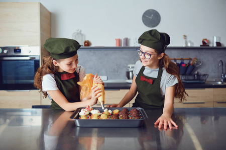 在厨房准备饼干的女童儿童图片