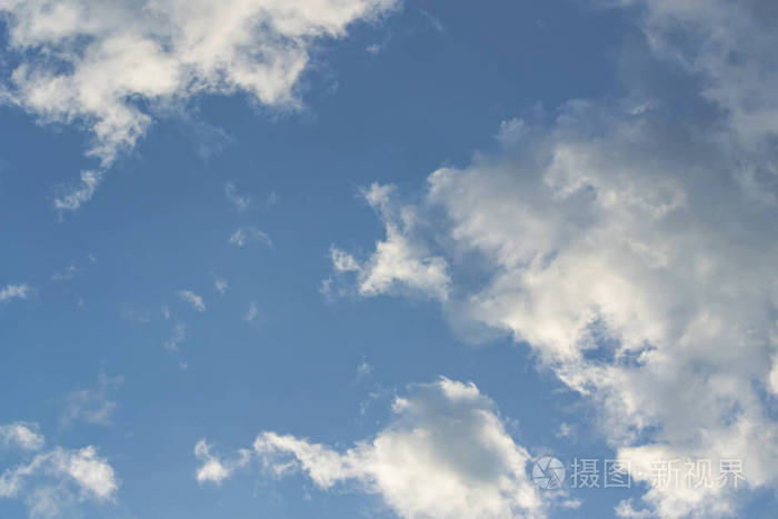 空气中的云在许多地方改变了形状