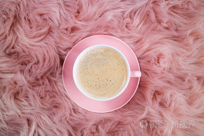 粉红色羊毛毛皮上的咖啡杯女性时尚的构图早餐家庭生活周末舒适的氛围