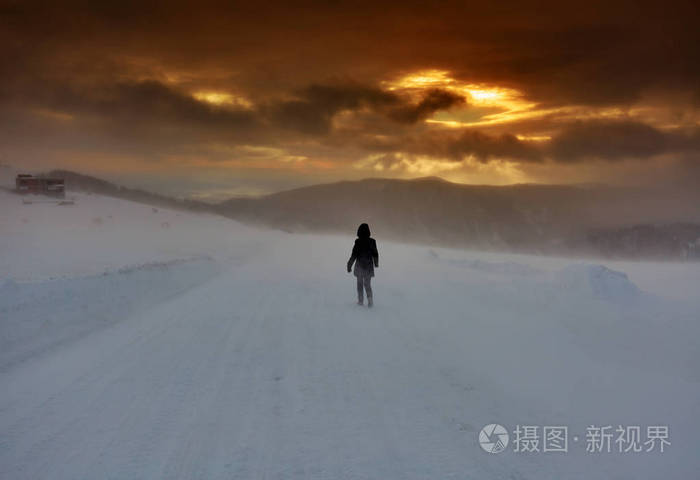 雪夜一个人散步图片图片