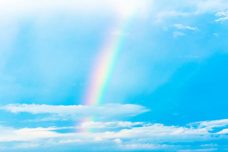 天空五彩缤纷的彩虹日.照片