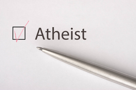 用金属笔在白纸上的无神论者复选框。 清单概念。 近点