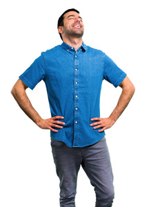 一位身穿蓝色衬衫的帅哥，摆着双臂