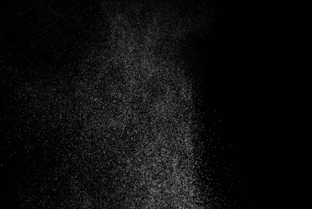 黑色背景上抽象的水溅。 白色粒子的冻结运动。 雨雪覆盖纹理。