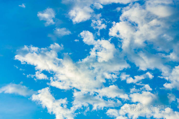 空气中的云在许多地方改变了形状