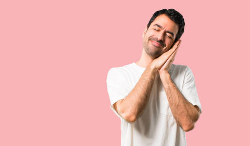 穿着白衬衫做睡眠手势的年轻人.