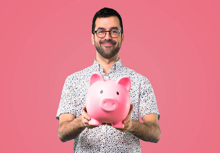 戴眼镜的帅哥，戴着粉红色背景的小猪