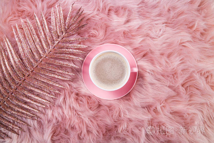 咖啡杯和闪闪发光的树枝粉红色的羊毛皮毛上闪闪发光情人节背景节日