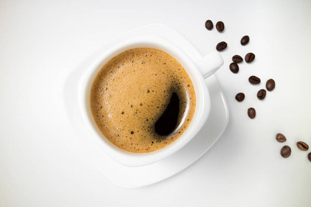 咖啡浓咖啡。 咖啡杯和咖啡豆在白色背景特写。 顶部视图