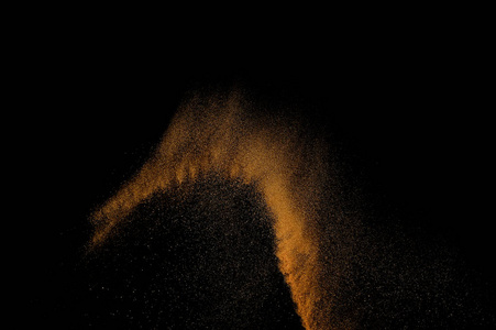 桑迪爆炸隔离在黑色背景上。抽象的沙云。