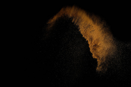 桑迪爆炸隔离在黑色背景上。抽象的沙云。