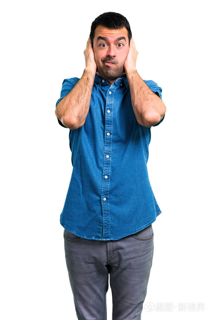 双手捂住两只耳朵的蓝衬衫帅哥