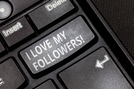 写文字我爱我的追随者。概念意思是欣赏显示谁跟随在社会网络键盘键意图创造计算机消息按键盘的想法