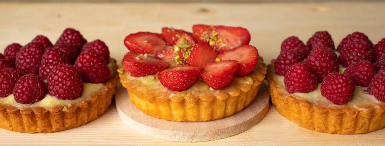 草莓和覆盆子的蛋糕特写。