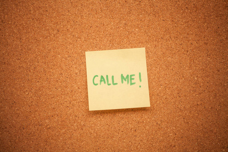在软木板上给我打个电话。