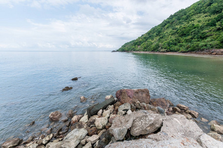 海滩和海洋景观与山地