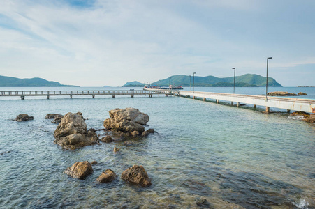 带桥的海洋岩石景观图片