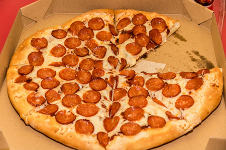 披萨和香肠在一个盒子里关门。 美味的意大利传统披萨。