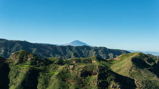 山蓝天和火山