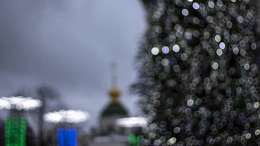 抽象的圣诞背景与圣诞树与装饰，离焦伯克灯户外。