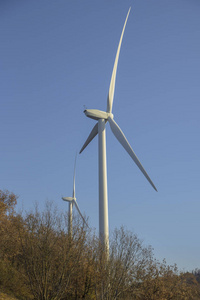 蓝天上的风力涡轮机。 生产清洁和可再生能源。 意大利特伦蒂