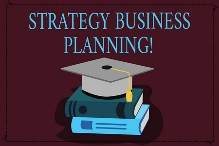显示战略业务规划的书写笔记。展示组织轮廓的商业照片是总方向的颜色毕业帽与流苏3d 学术帽的书籍