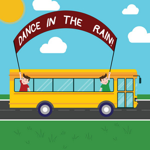 写文字跳舞在雨中。概念意思享受雨天幼稚的活动快乐跳舞两个孩子在校车内举行横幅棒一日游