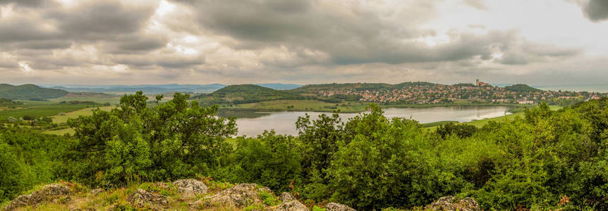 匈牙利半岛的全景。本笃会修道院和火山口湖的景色笼罩着深深的灰色云层