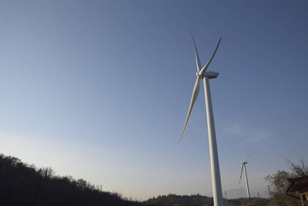 风力涡轮机在日落时生产替代能源和保护环境。 意大利特伦蒂