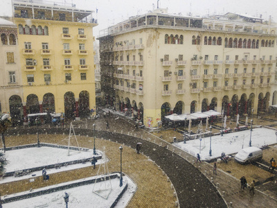 塞萨洛尼基希腊大雪在市中心。雪在城市主要广场亚里士多德。