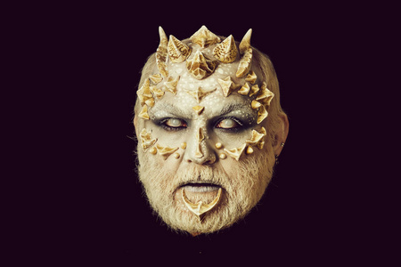 盲眼的男人年幼的女人和黑暗的长的头发采用黑的礼