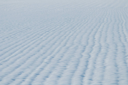 粮田积雪覆盖。 雪下的农业领域。