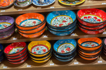 传统的土耳其陶瓷盘子在集市上
