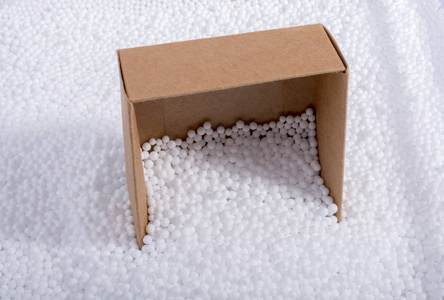 白色聚苯乙烯泡沫塑料小盒子图片