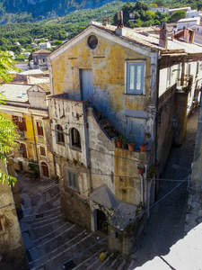 美丽的破旧的几层楼的建筑，从意大利的玛拉塔巴利卡塔波图扎上方的街景中勾勒出来