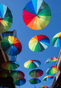 彩色雨伞用于天空街道装饰图片