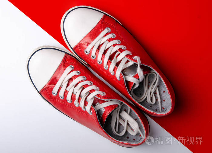 红色运动鞋红色白色背景俯视平躺时尚