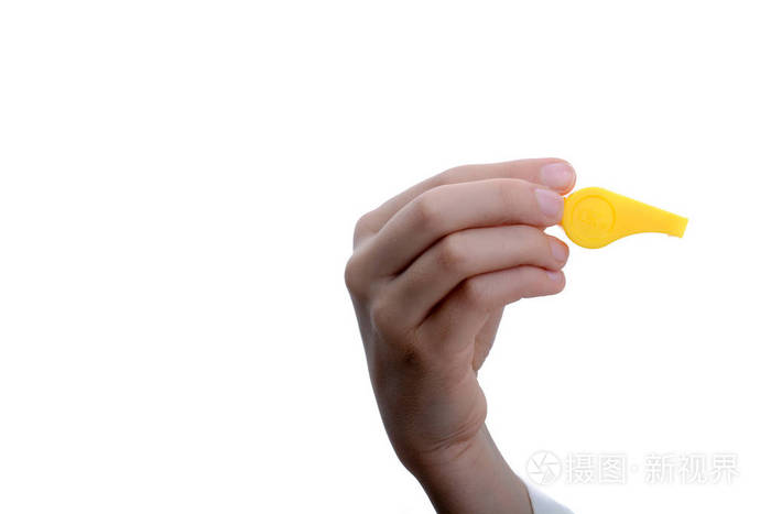 手拿着白色背景上的黄色口哨